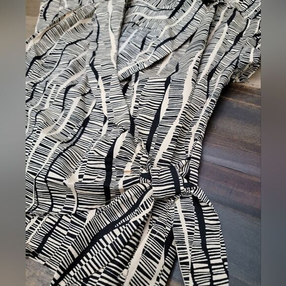 Nine West Structured Utility Wrap Blouse Short Sleeve Cream & Black Size XS - Picture 5 of 8